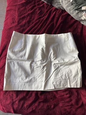 BCBGMaxAzria stretchy White Skirt with Branded Waistband